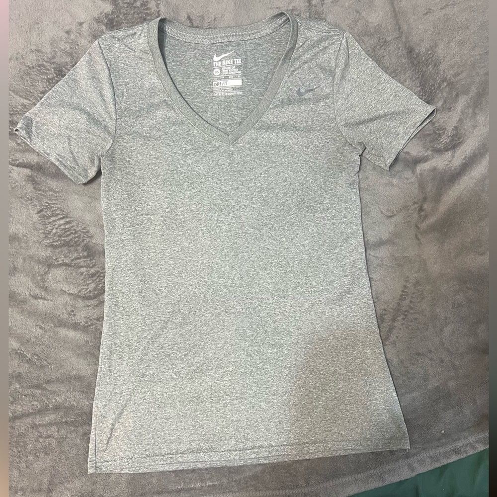 #75 Nike top - Picture 2 of 4